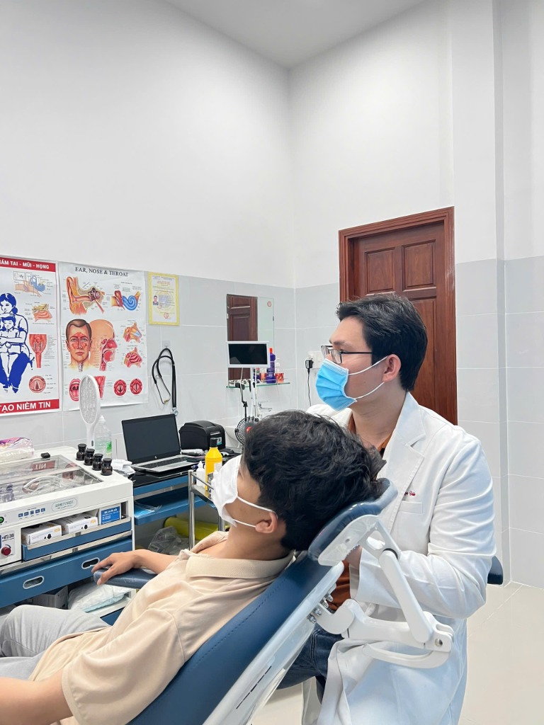 BS Nguyễn Ngọc Đức đang khám bệnh nhân tại phòng khám